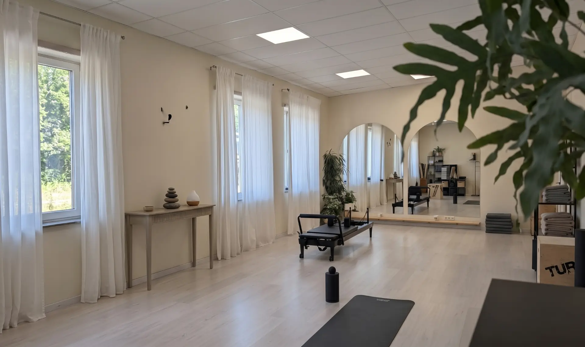 AS FITNESS pilates studija Ikšķilē - arkas, spoguļi un silta gaisma